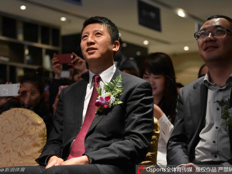 郭士强与辽篮球迷的那些暖心瞬间 从赛场内到校园中的真情互动