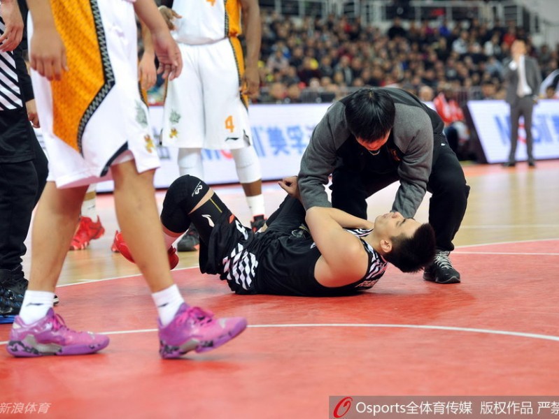 辽篮新星陨落三晋大地 赵继伟肩膀重伤悲情退场