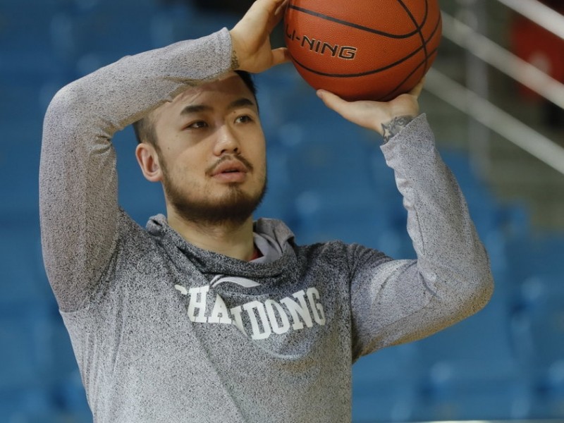 山东核心丁彦雨航训练场秀另类恩爱，重温外援丁的巅峰赛季