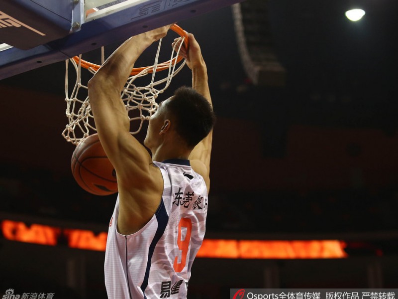 粤韵烽火·华南虎赛季碎片：阿联劈扣镇场，朱芳雨便装观战引遐想