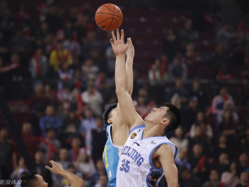 京城寒夜里的内线角力：北京首钢大胜福建，王哲林与莫里斯篮下争锋