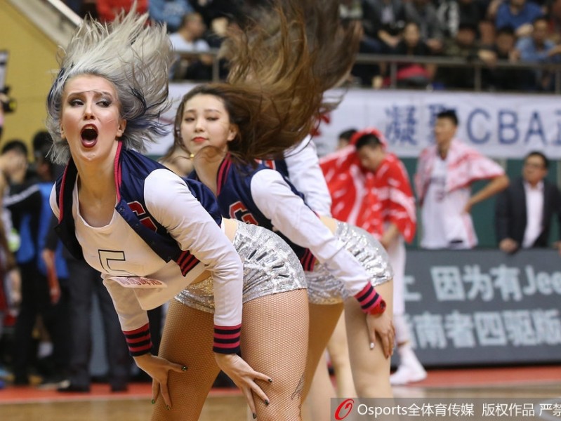 广州篮球宝贝热舞燃爆羊城 长腿翘臀演绎赛场活力