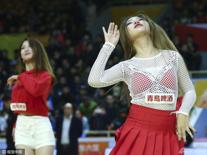 光影交织的赛场精灵：CBA篮球宝贝的青春与热忱