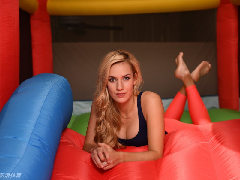 冬日高球场上的幸福画卷：佩琪与未婚夫的甜蜜高尔夫时光