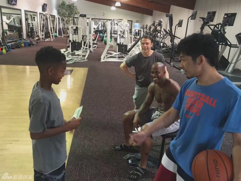 贾磊美国特训日记：在马布里的力量房里，我看到了“北京王朝”的纹身与野心