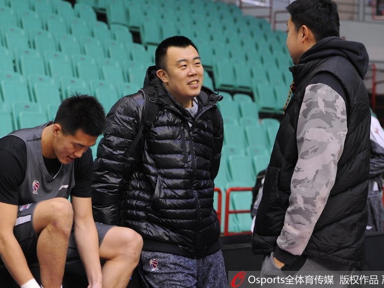 辽篮新阵磨枪静候八一，韩德君拥抱大郅传承一段佳话