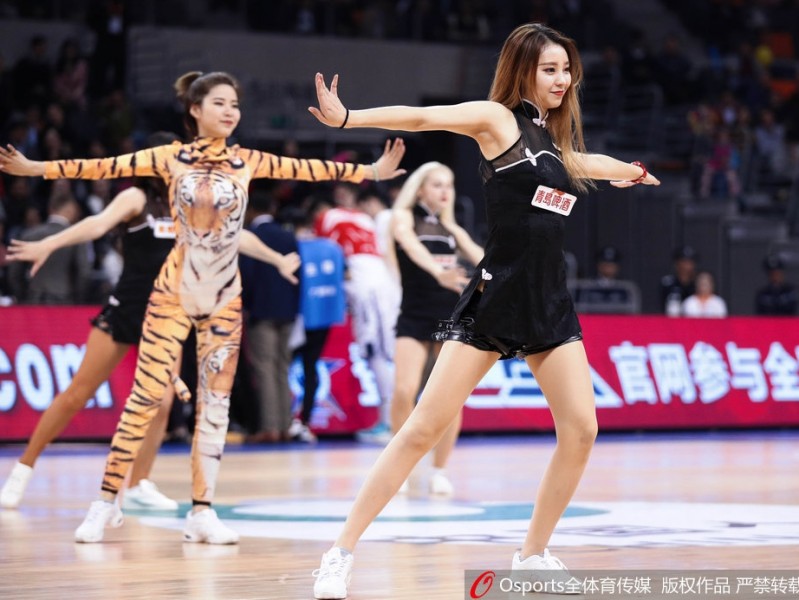 莞式青春：赛场边那抹跃动的粉蓝风暴