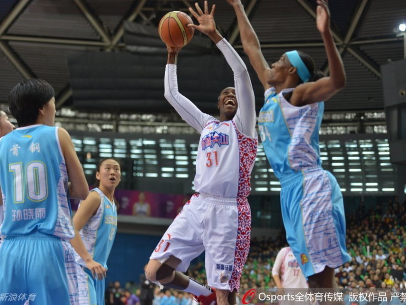 天山决：福尔斯与查尔斯的篮下巅峰对话