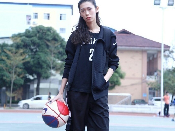 单手抓球的赛博女神：球场与秀场之间的篮球热爱者