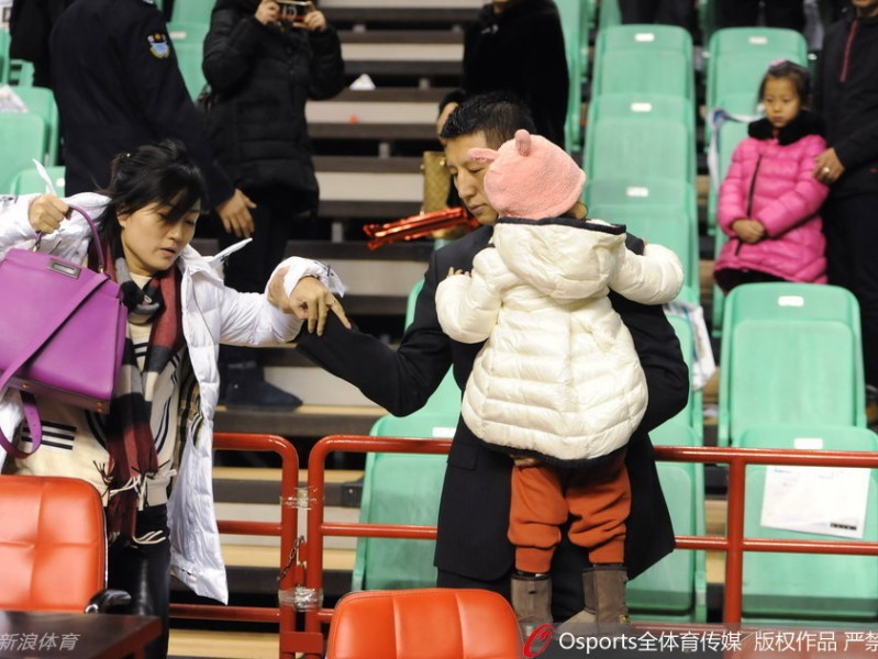 铁帅柔情泪目瞬间：辽宁输球夜，郭士强紧牵爱妻怀抱萌女黯然离场