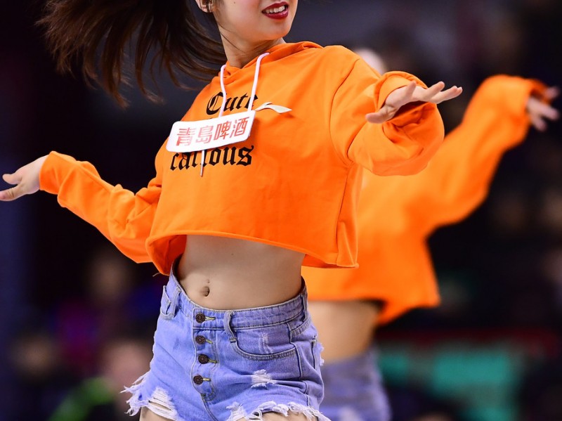 辽篮主场大胜四川，篮球宝贝热舞点燃本溪冬夜