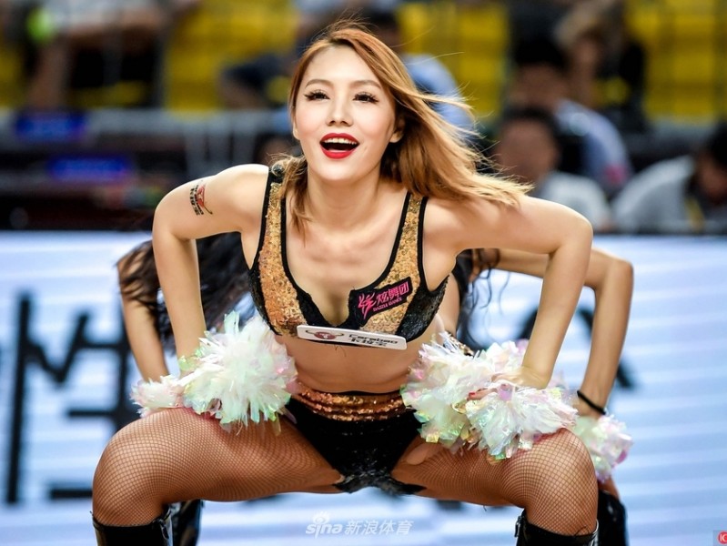 亚冠赛场上的青春风暴：篮球宝贝热舞助阵伊朗大胜