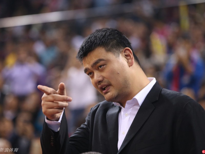 从休斯顿荣耀到超级碗观战：姚明“鹤立鸡群”的跨界一周