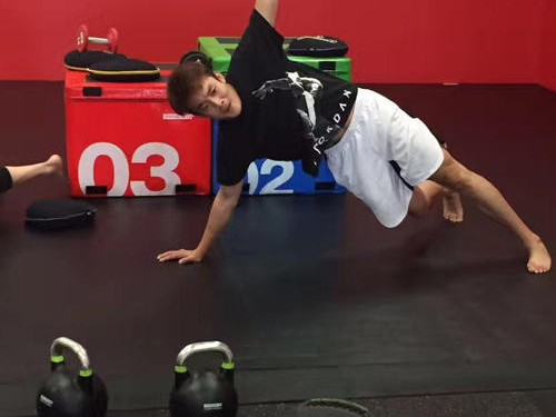 丁彦雨航披挂小牛战袍 夏季联赛逐梦受欢呼