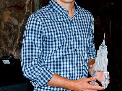 卫冕冠军乔丹斯皮思纽约帝国大厦庆祝联邦杯季后赛开启