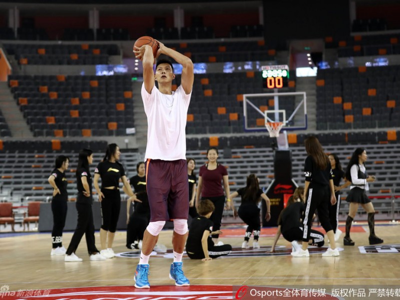 易建联脚踏李宁战靴踩场热身 京粤大战前上演王者归来