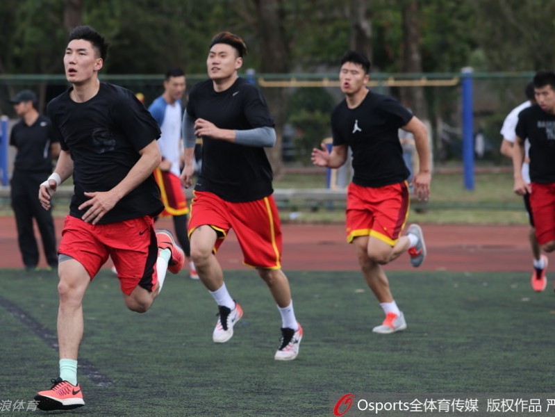海埂欢笑与汗水：中国男篮田径场的“痛”并快乐着