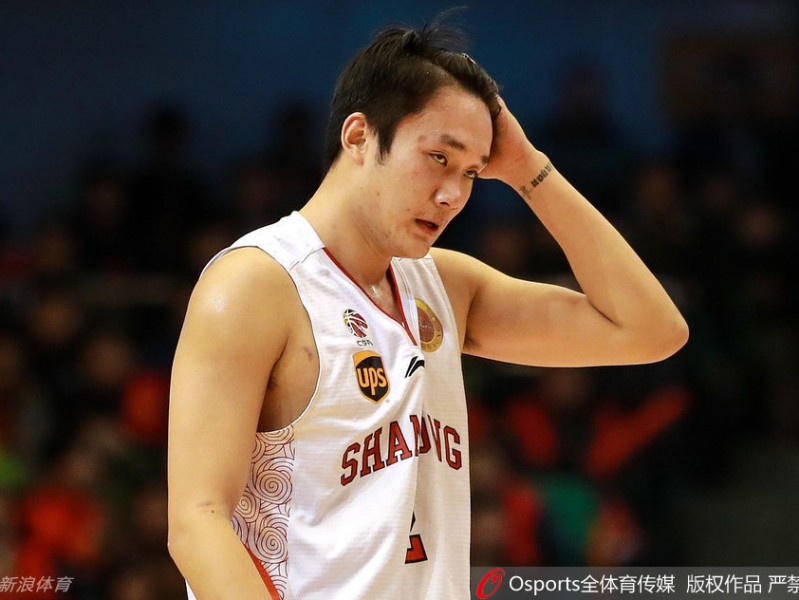 丁彦雨航的巅峰印记：那一抹撩发，见证两届MVP的峥嵘岁月
