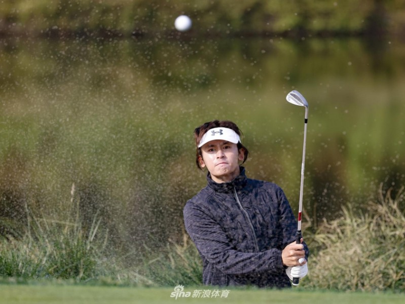 新浪杯职业业余比洞赛星光熠熠 张哲瀚释小龙绿茵场展风采