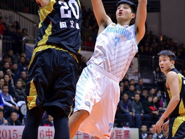 周琦23+18统治内线，新疆飞虎狂胜山东豪取十一连胜