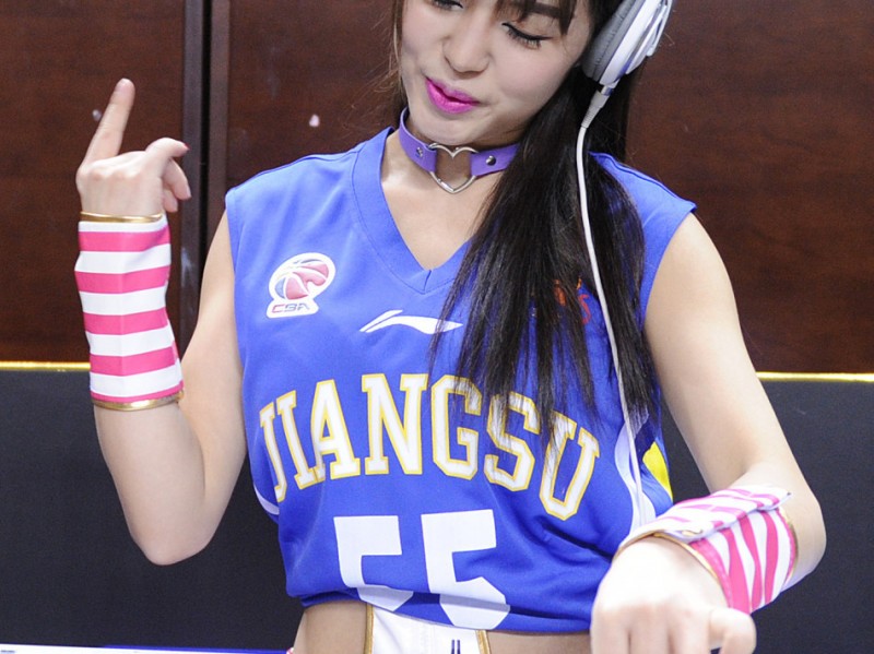 紫色风暴致敬江苏篮球之魂 肯帝亚主场只为胡雪峰闪耀