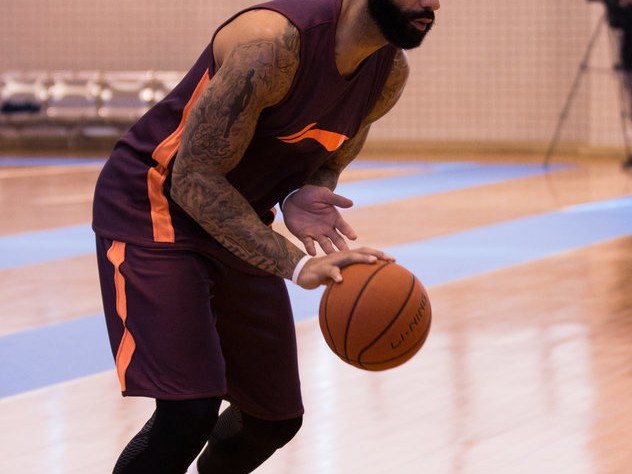 元旦大战广东击退上海 布泽尔硬仗正名老将撑场