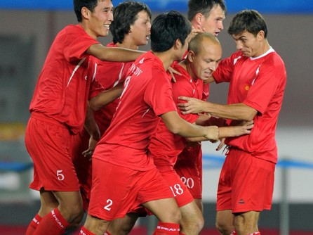 国足2-0吉尔吉斯斯坦，郜林杨旭下半场联袂建功