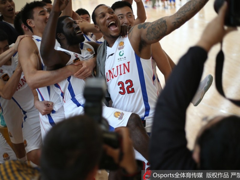天津荣钢新势力！镜头定格“后张楠时代”首季欢腾，巨人霍尔曼变身自拍狂魔