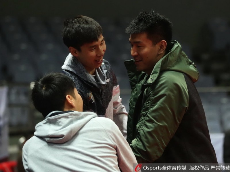 铁军游子归家暖：八一旧将王磊与昔日战友深情相拥