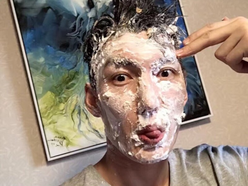 生日惊喜变奶油大战：满脸欢笑定格友情瞬间