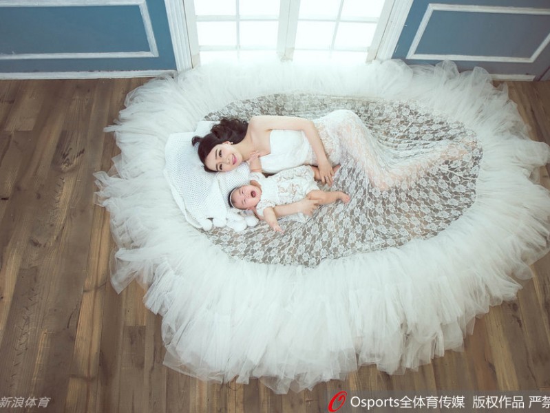 孟达娇妻与爱女定格唯美瞬间 产后身材依旧火辣羡煞旁人