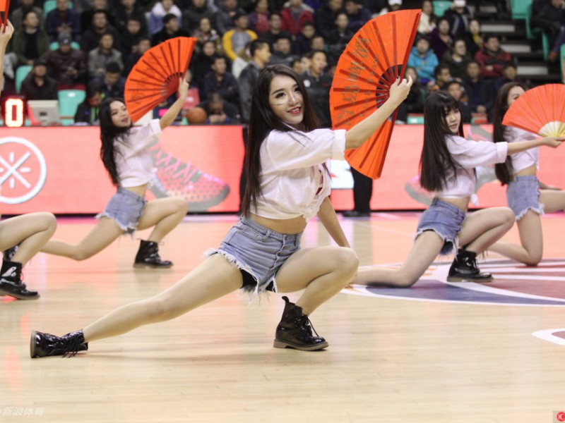CBA赛场上的律动精灵：美艳啦啦队用热情点燃第17轮激战