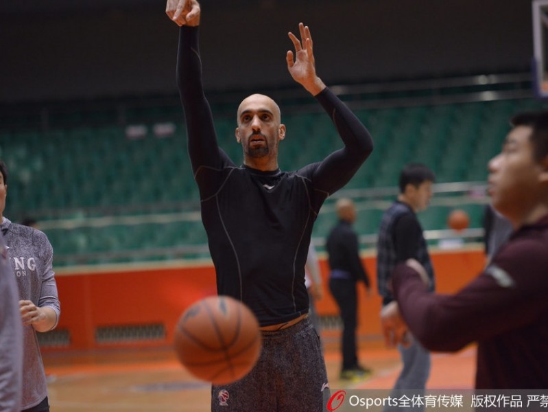 北控男篮全力备战齐鲁之行 兰多夫意外挂彩仍坚持训练
