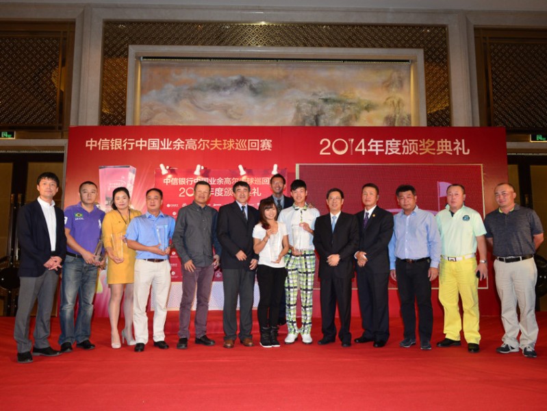 精英齐聚海口挥杆竞技，年度颁奖典礼见证高球新星崛起