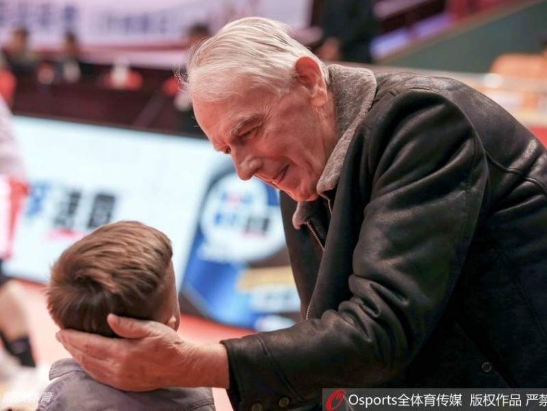 齐鲁铁骑的温柔注脚：回望山东男篮传奇赛季与场边的家人风景