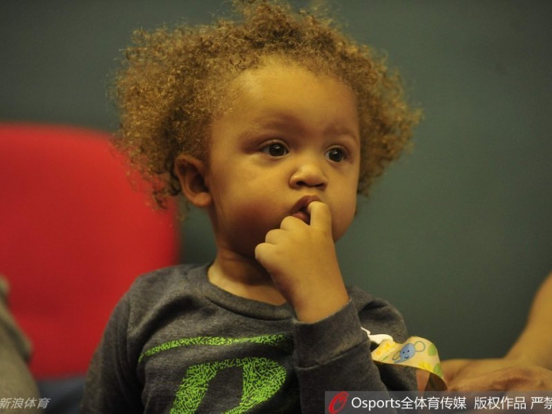 全明星赛场的铁汉柔情，比斯利与他的“迷你蝙蝠侠”萌翻全场