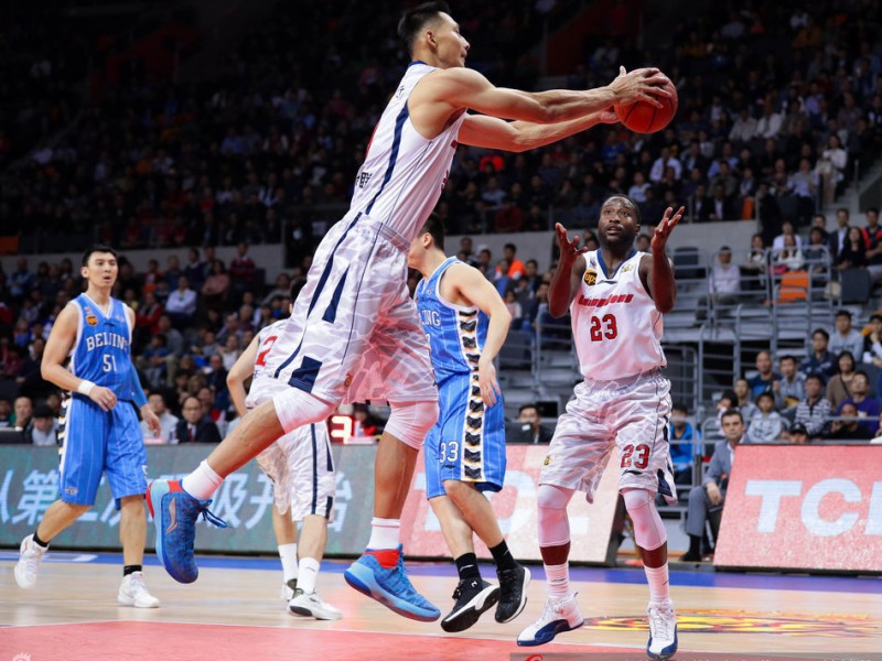 京粤大战经典瞬间：马布里单挑易建联，那些年燃烧的CBA烽火