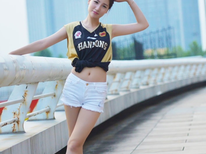 山东男篮客场狂飙创纪录 女球迷靓丽助威盼连胜