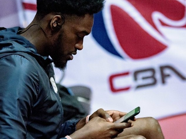 蜀道难·巨人擎天：哈达迪热饮暖身引领四川金强寒夜逆袭