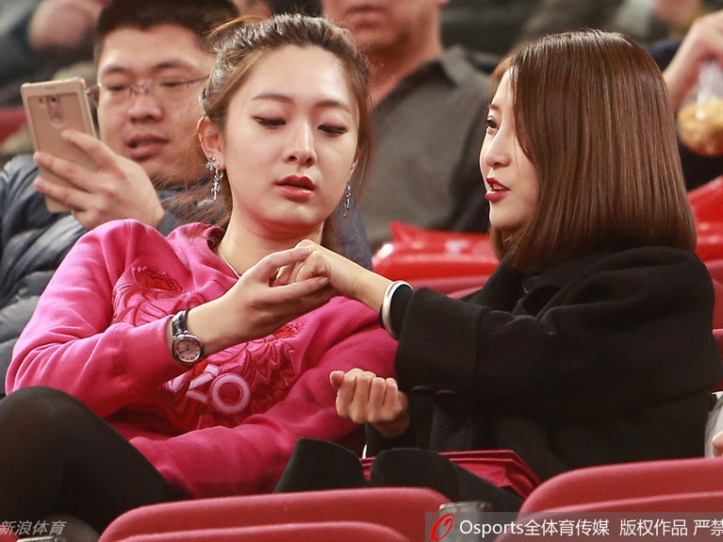 京沪大战场边风景线 翟晓川方硕女友助威团姐妹情深