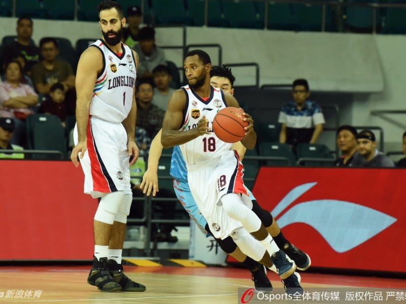 CBA焦点战：亚当斯狂轰51分三双，新疆客场狂扫广州豪取连胜