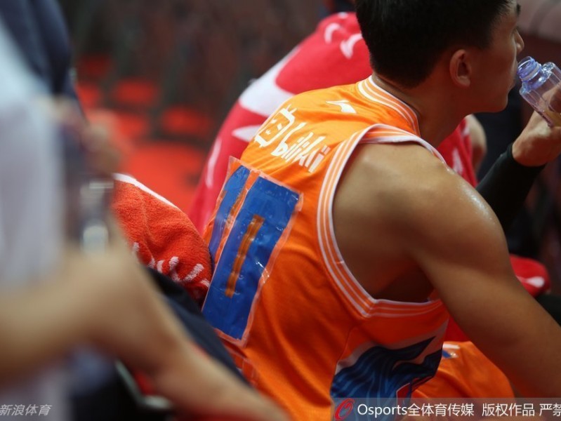 CBA趣闻夜上海临时球衣背后的连胜密码