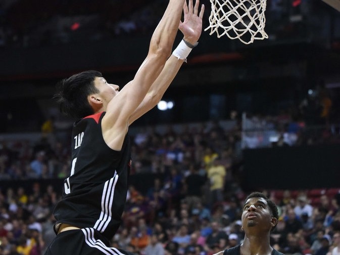 夏季联赛周琦防守端尽显天赋 关键补扣封盖助火箭翻盘太阳