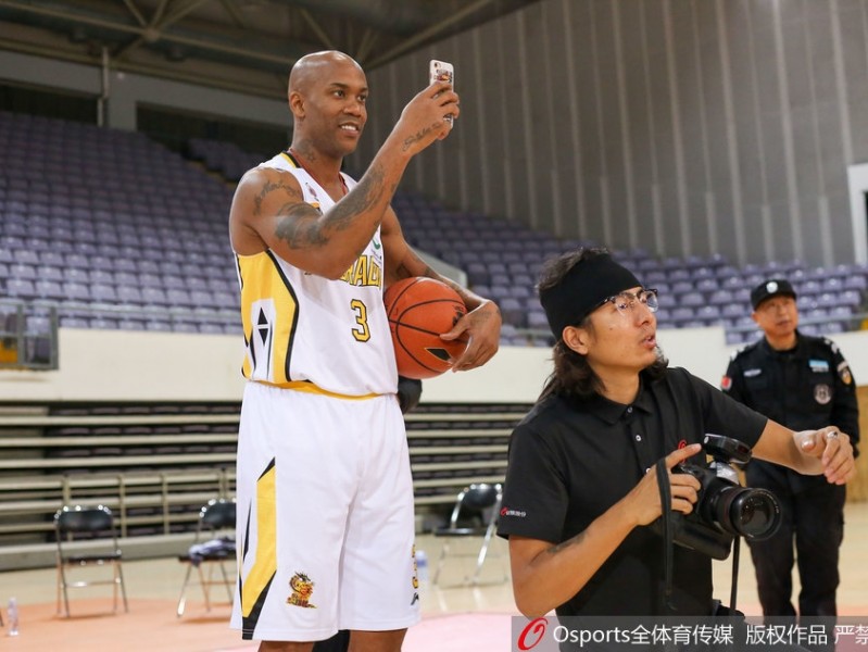 京城最后的独狼马布里变身摄影大师北控写真幕后全记录