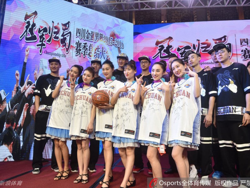 哈哈组合冠军归蜀：哈达迪哈里斯与球迷的温情瞬间