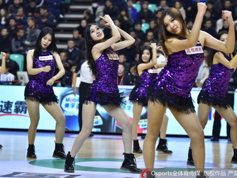 辽篮主场最美风景线 篮球宝贝热舞点燃冬日激情