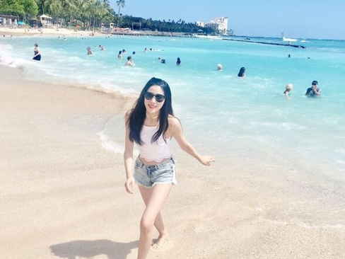 云端天使邂逅蔚蓝：空姐与海边的夏日诗篇