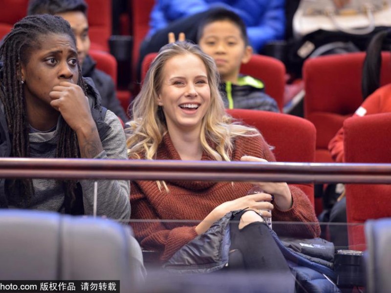 齐鲁冬夜暖阳：莫泰娇妻赛场亮相，为山东战神柔情助威