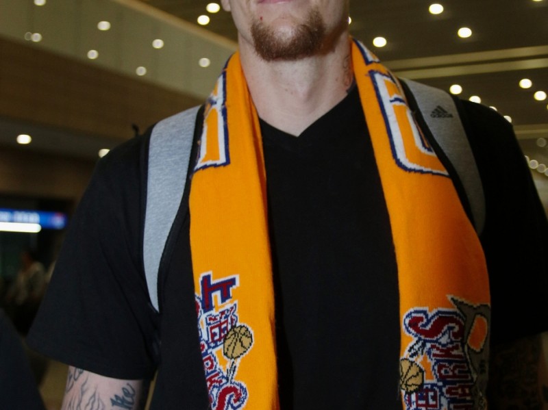 上海大鲨鱼迎新季 重炮明纳拉斯携爱妻空降申城