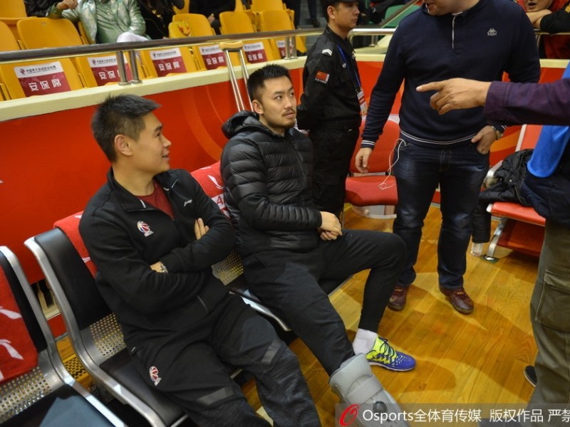 带伤观战神情凝重 睢冉缺阵山东加时险胜广厦